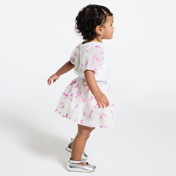 تنورة انسيابية باللون الوردي مع فيونكة على خصر لامع